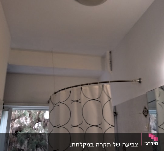 תקרה וקירות צבועים מחדש בחדר אמבטיה